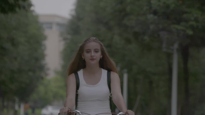 外国留学生美女骑单车