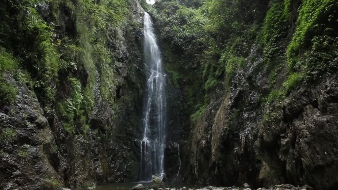 山中的瀑布泉水实拍瀑布视频素材大山