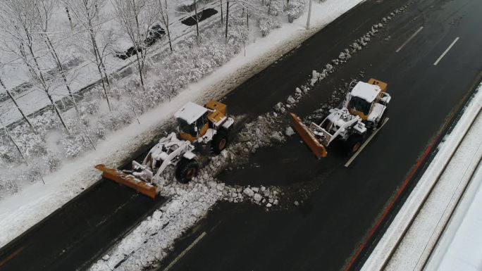 除雪车、除雪作业、环卫工人、道路除雪