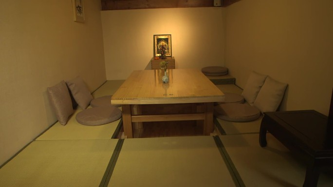 炕上餐桌，简朴客房日式餐厅包房