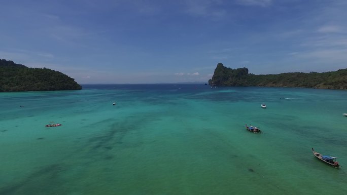 泰国披披岛海滩航拍蓝天白云沙滩
