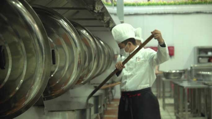 食品快餐生产中央厨房厨师操作实景