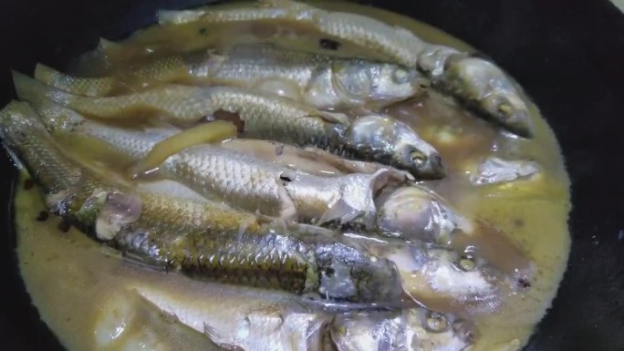 海鱼梭子鱼烹饪出锅实拍素材