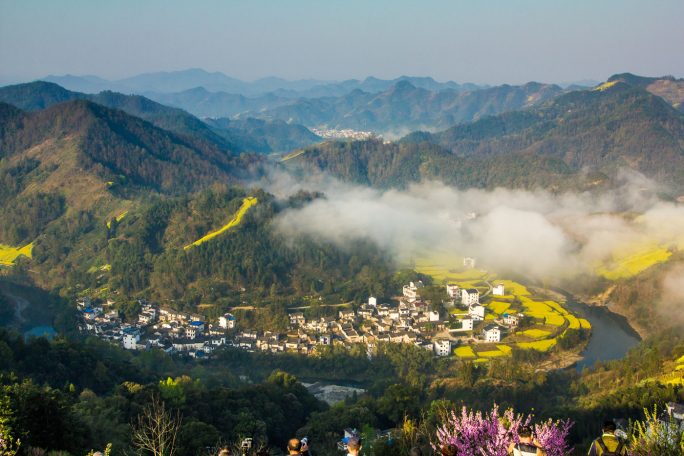 安徽石潭看云海油菜花