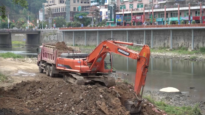 河道拓宽挖掘机工程车大卡车载重汽车市政建