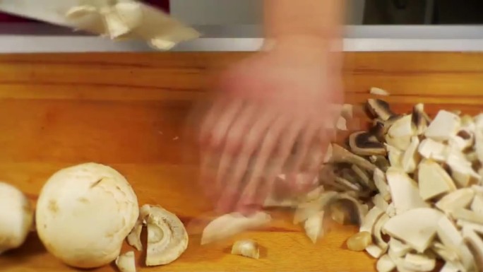 人物切蘑菇高清实拍视频