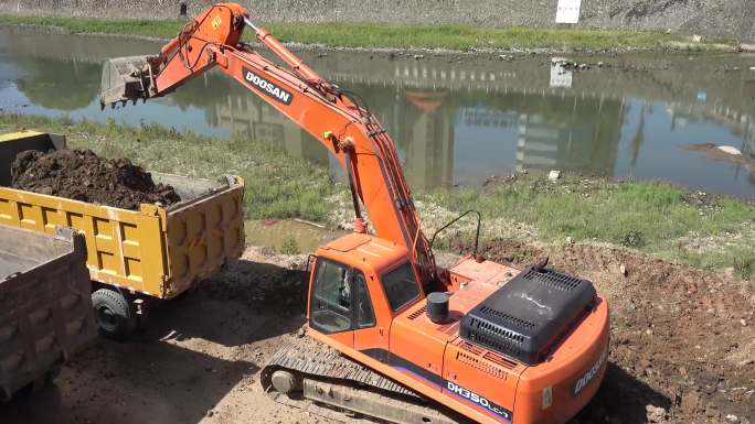 河道拓宽路障清理市政工程建设挖掘机工程车