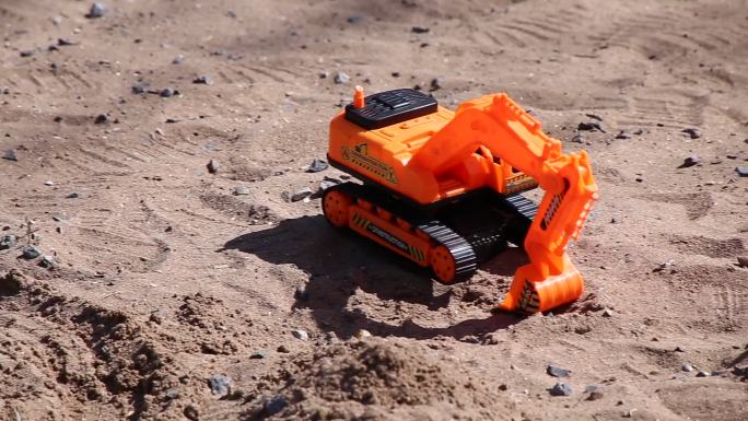 沙滩上的玩具挖掘机