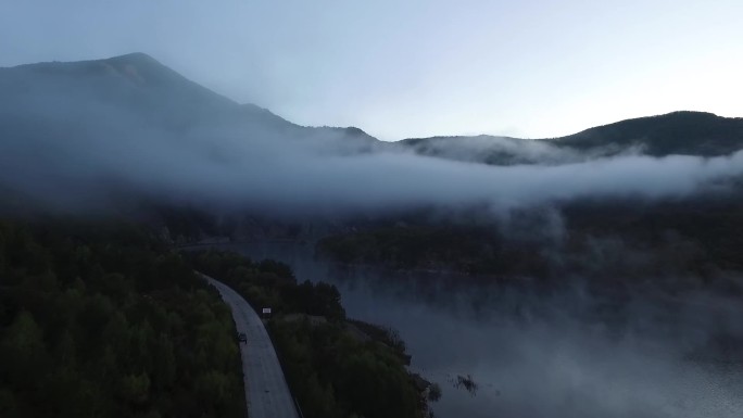 航拍云雾缭绕的远山
