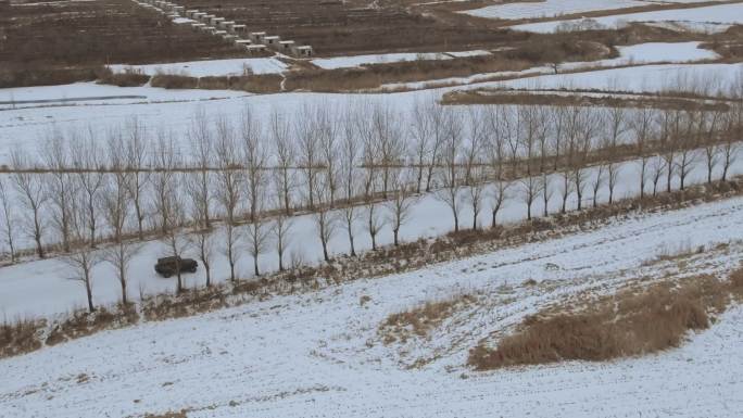 荒野汽车雪地行驶