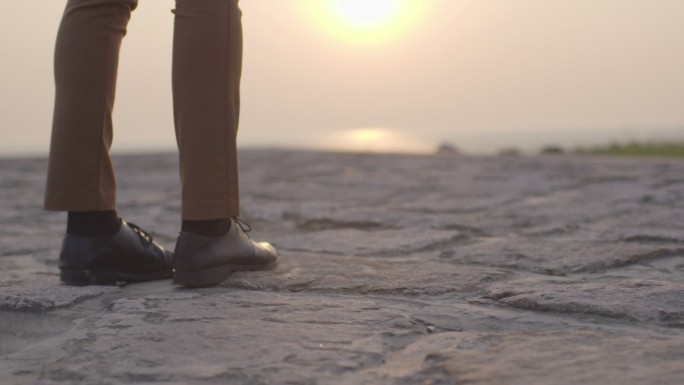 夕阳下海边的男人散步海天一色海浪