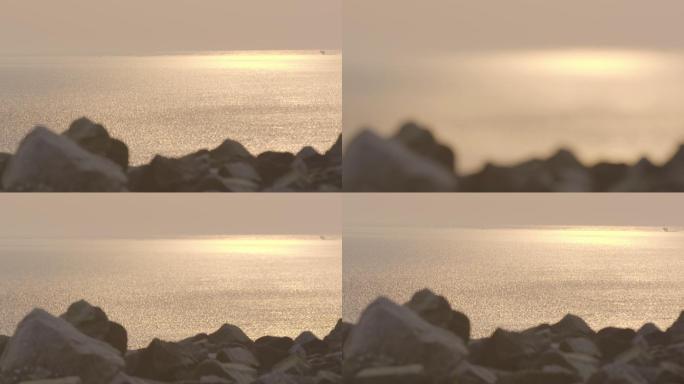 夕阳下海边的男人散步海天一色海浪