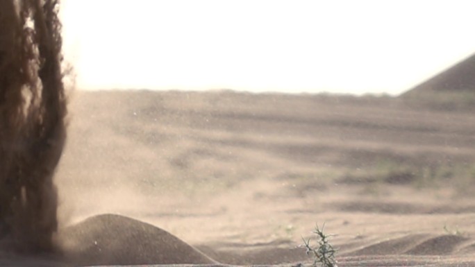 慢镜头-将轮胎从沙漠中拿起流沙