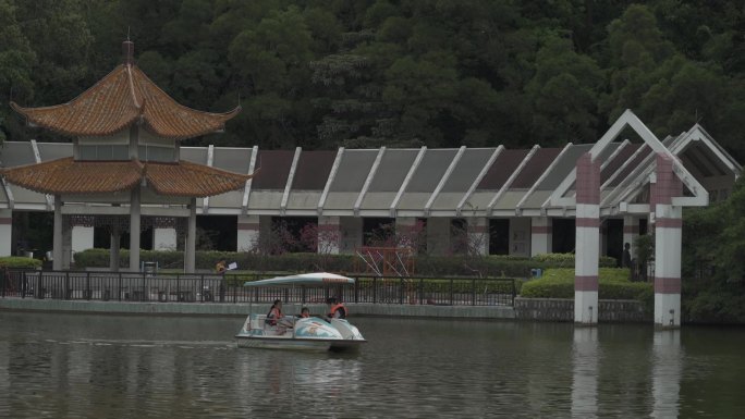 超清原始素材东湖公园悠然划船小木船