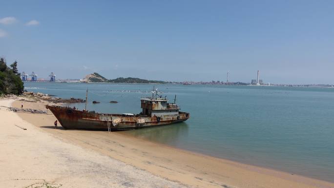 静谧的海滩废弃的货轮，海港轮船搁浅