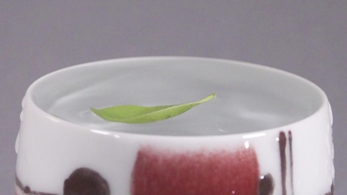 茶叶旋转掉入杯子高速摄影