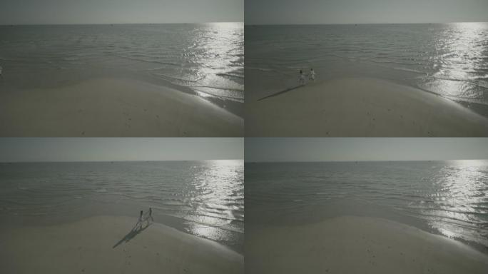 情侣牵手慢跑海滩原始素材灰度