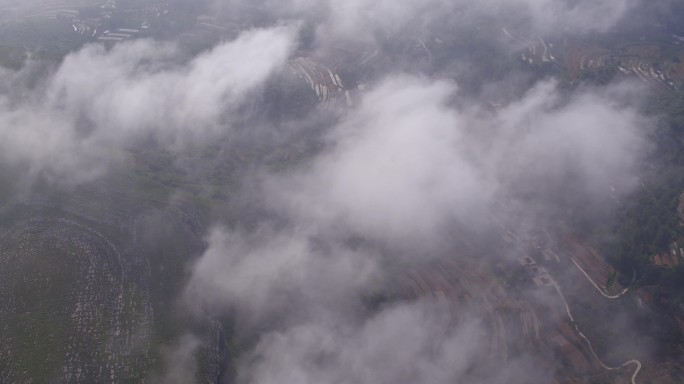 专业无人机航拍沂蒙山脉的云雾缭绕下的梯田