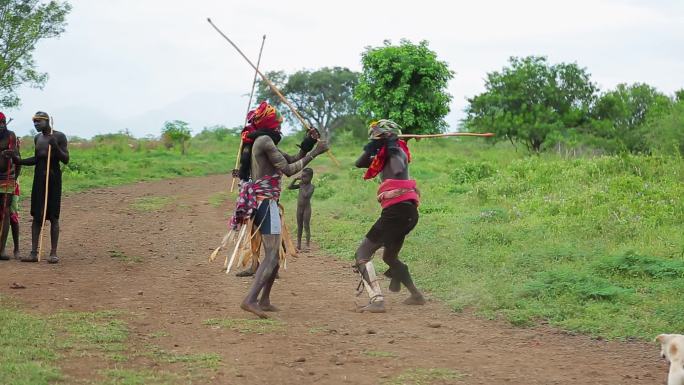 非洲埃塞俄比亚莫西盘唇族人打架