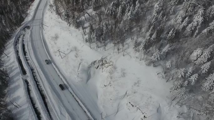 汽车在东北雪地行使