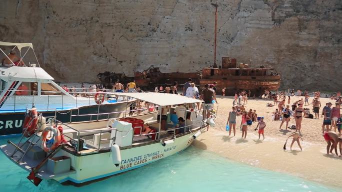 希腊沉船湾蓝蓝的海水阳光沙滩游客