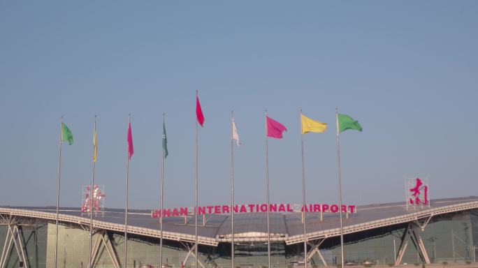济南遥墙机场前旗帜飘飘2