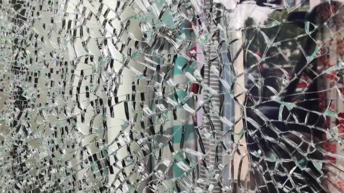 实拍橱窗钢化玻璃炸裂后花纹01