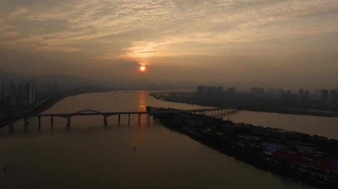2.7K航拍温州帆影公园夕阳下的瓯江