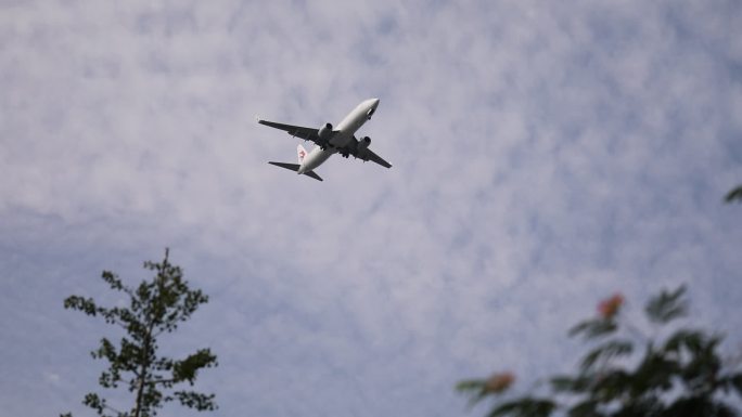 飞机低空飞越天空