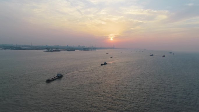 上海长江日落船只