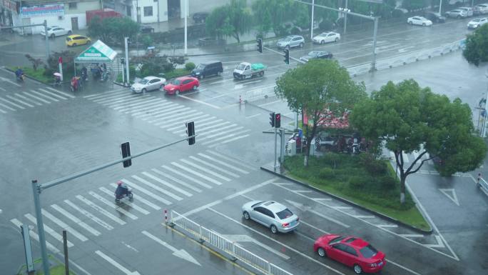 雨中十字路口车流人流