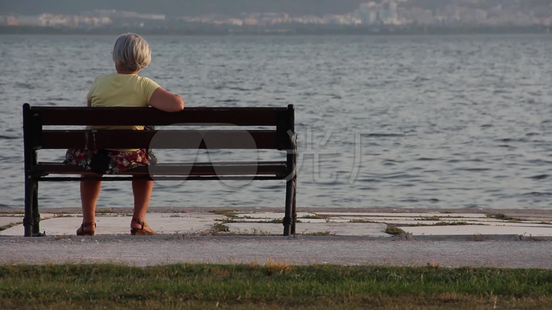 孤独的老人坐在湖边_1920x1080_高清视频素材下载(编号:2705408)_实拍