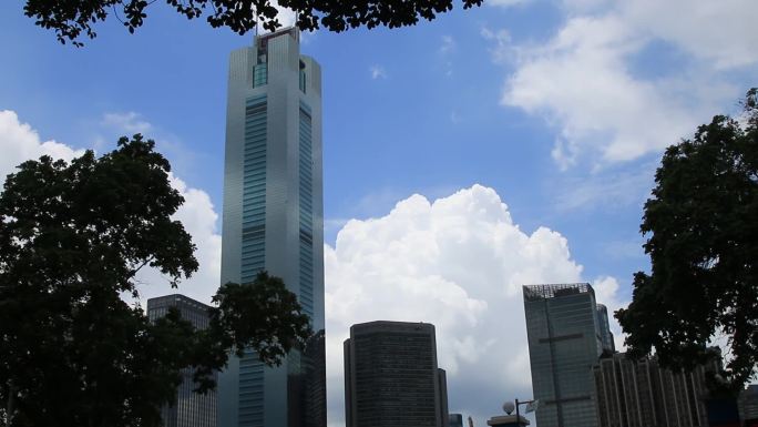 广州蓝天白云倒映在现代化的中信广场玻璃幕