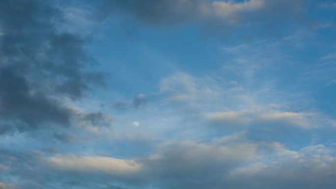 延时摄影：月亮穿行在云中