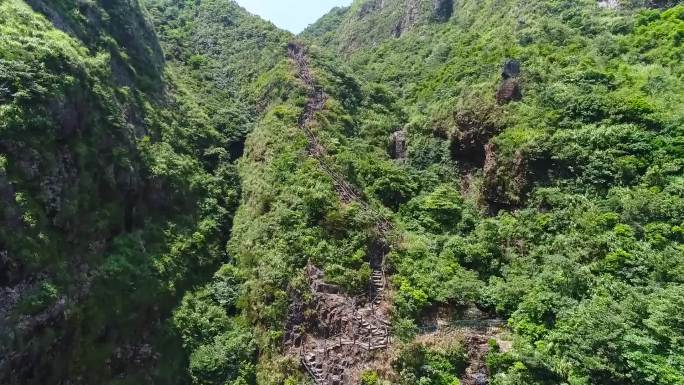 平天山登山峡谷