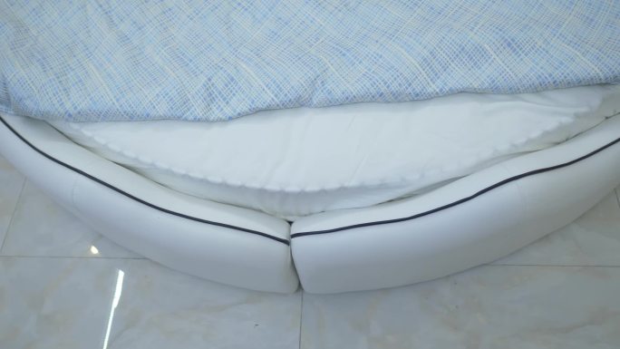 白色床