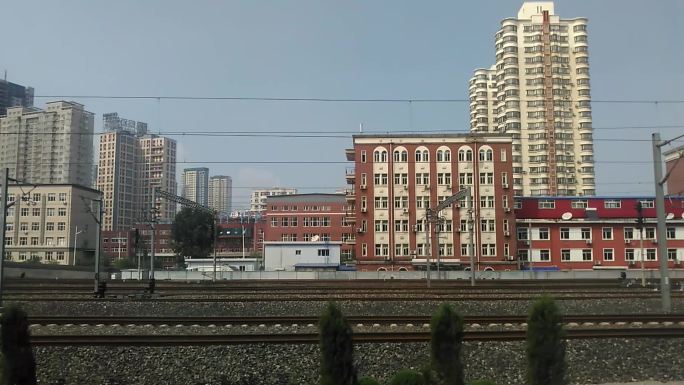 动车驶入沈阳北站火车窗外建筑风景