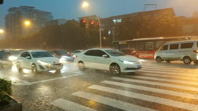 城市暴雨下的十字路口