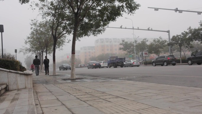 清晨城市街道起雾了
