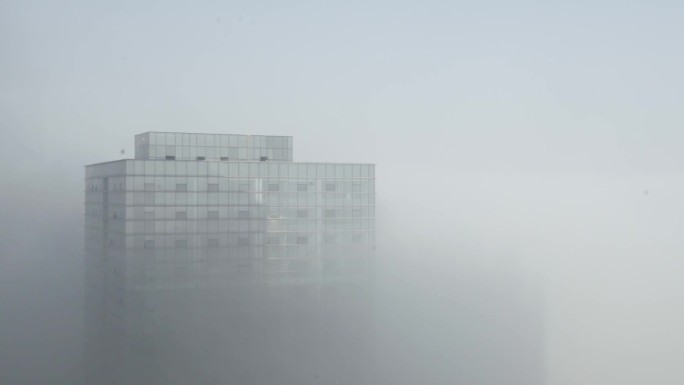 大雾笼罩城市高楼