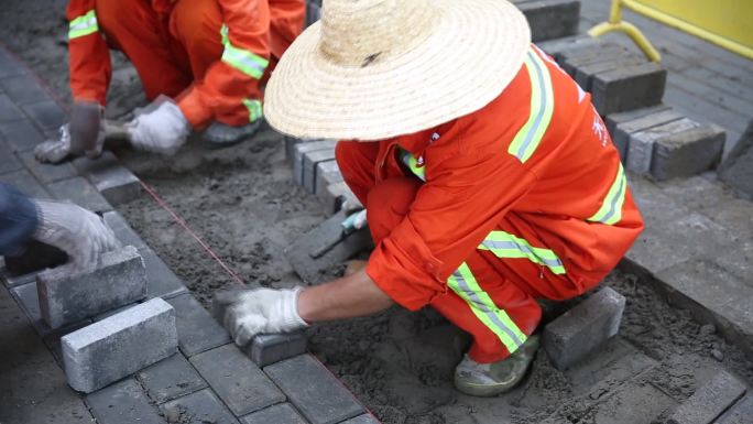 市政养护施工铺地砖视频素材