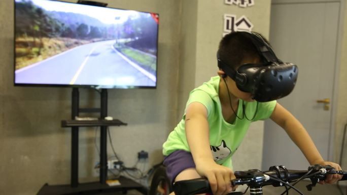 小孩子儿童体验VR虚拟骑行自行车