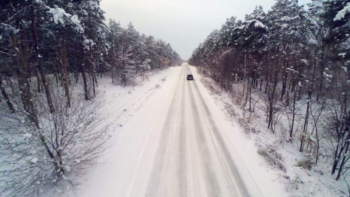 冬天雪景森林公路车跑