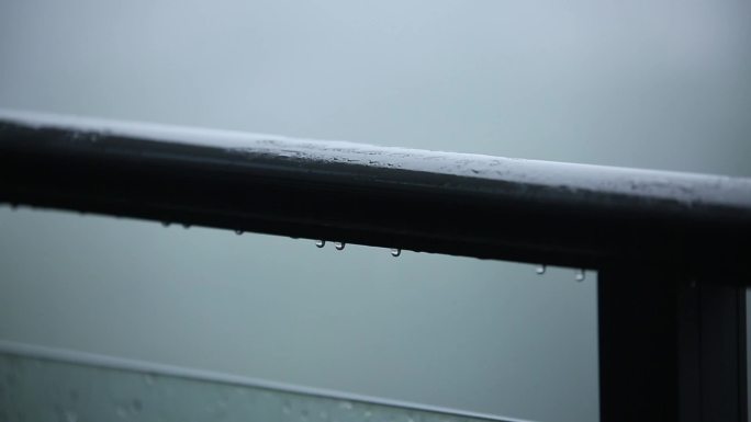 高清实拍雨后屋檐滴水