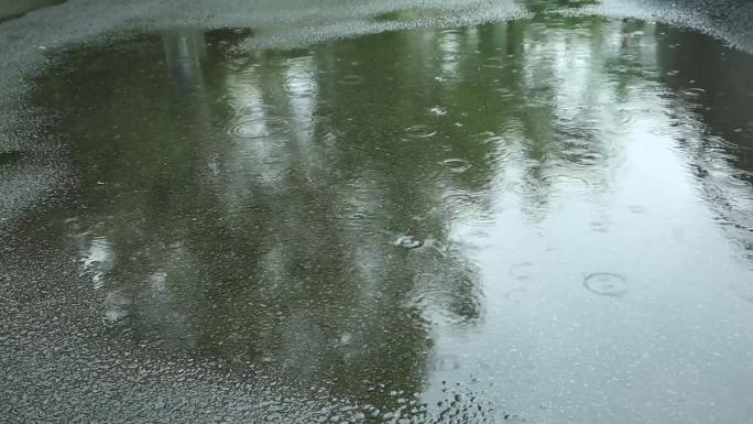 城市下雨小雨地面水花飞溅