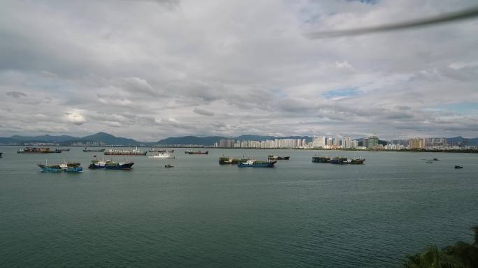 海南三亚三亚湾海边海边景色海边船