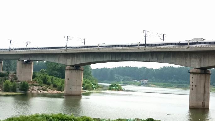 沙河铁路桥上火车瞬间而过