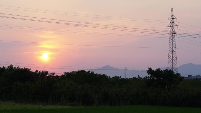 夏天傍晚落日电塔电线电力延时