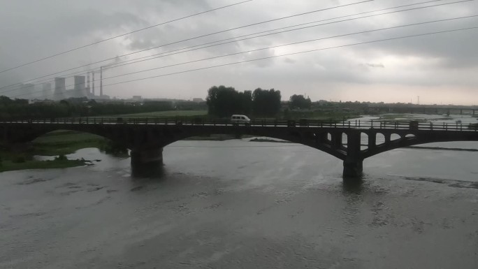 暴风雨河水暴涨