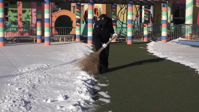 幼儿园冬季扫雪清洁打扫